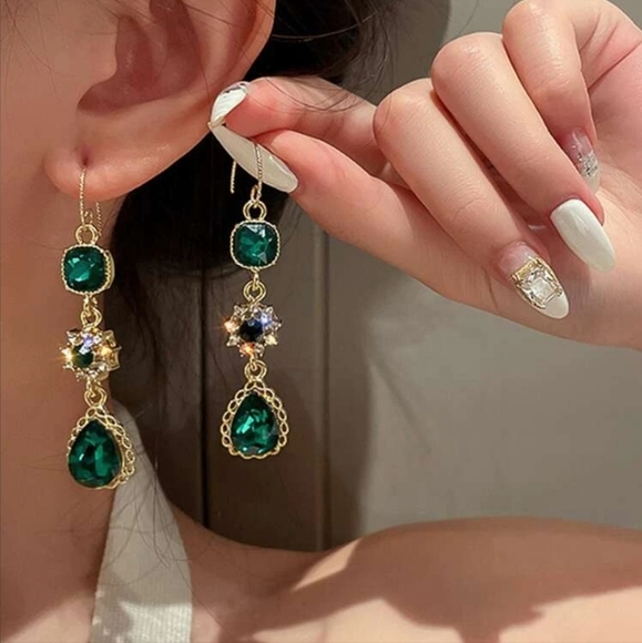 Jewelry - 💚💚NEW💚💚GORGEOUS!! Emerald Green Rhinestone Waterdrop Earrings